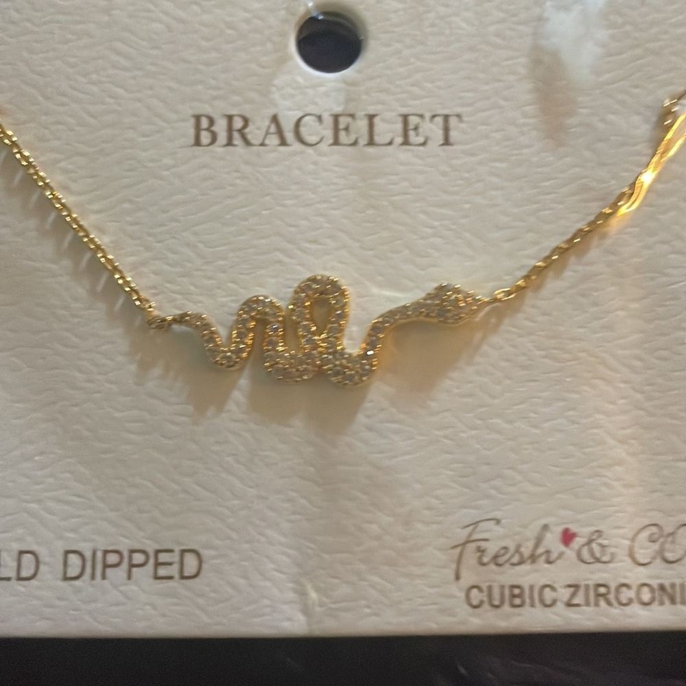 ✨✨BOUTIQUE QUALITY IN THIS SNAKE 🐍 GOLD DIPPED BRACELET ✨🐍✨